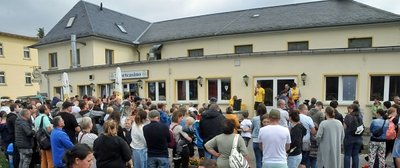 Andrang bei der Siegerehrung zum Entenrennen der Wohnungsgenossenschaft Flöha am Sonntag auf der Flöha. 600 Quietschtiere gingen auf die 1,5Kilometer lange Reise von Stegbrücke bis Auensportplatz.