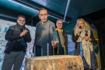 Wer ist geschickt beim Einschlagen des Nagels? Einige Auerbacher versuchten sich beim Traditionswettstreit.