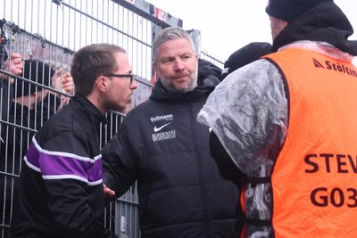 Sportchef Michael Tarnat nach der jüngsten Niederlage in Essen im Austausch mit den Fans.