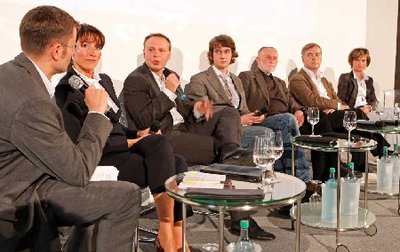 Gesprächspartner im Industriemuseum (v.l.): Swen Uhlig ("Freie Presse"), Micaela Schönherr (Geschäftsführerin Niles-Simmons), Enrico Lübbe (Schauspielchef), Klaus Gregor Eichhorn (Medizinstudent und Filmemacher), Karl Clauss Dietel (Formgestalter), Christian von Borczyskowski (Physik-Professor und Vorsitzender der Henry vande Velde Gesellschaft), Barbara Ludwig (Oberbürgermeisterin).