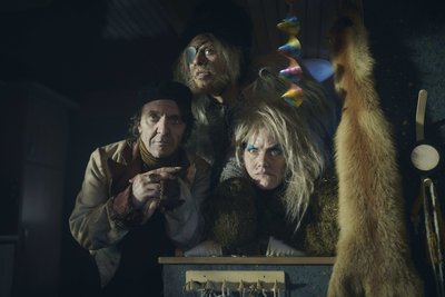 David Bennent als Zwerg, Moritz Führmann als Riese und Anna Schudt als Hexe spielen in der Neuverfilmung von "Spuk unterm Riesenrad", die in Chemnitz am 24. September uraufgeführt wird, die zum Leben erweckten Figuren aus dem Vergnügungspark. Regie bei dem Film von Anja Kömmerling und Thomas Brinx führte Thomas Stuber.  