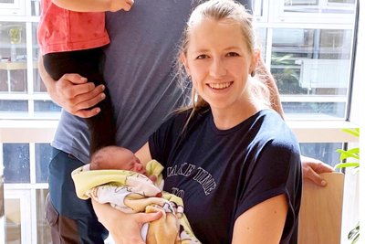 Mutter Sarah freut sich über ihr zweites Kind. Henri ist die 500. Geburt am Vogtland-Klinikum in diesem Jahr.