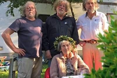 Gudrun Beier hier bei ihrem 90. Geburtstag mit ihren Söhnen Andreas, Jörg und Thomas (v. l.).