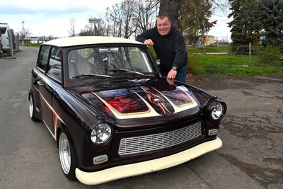 Thoms Rodewohl aus Altmittweida an seinem getunten Trabant Kombi.
