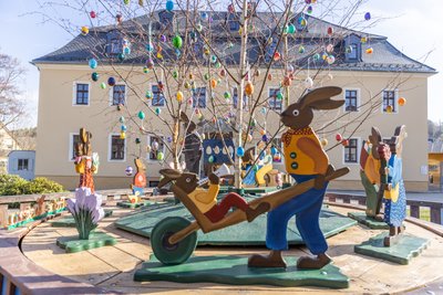 Sonniges Wetter herrschte am Mittwoch auch in Thum, wo der Brunnen österlich geschmuckt wurde.