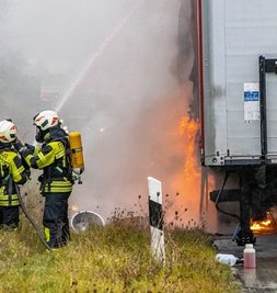 Den Anhänger konnte der Fahrer auf dem Standstreifen abstellen. 
