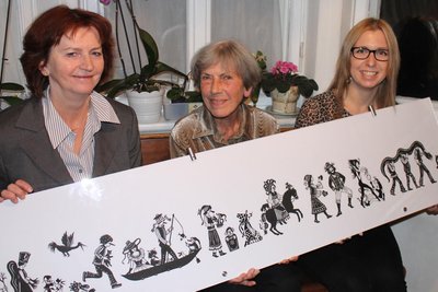 Diesen aus acht solchen Feldern bestehenden „Narrenzug“ von Gudrun Beier (M.) hat die Stadt 2014 fürs Museum angekauft. Links Oberbürgermeisterin a. D. Heidrun Hiemer, rechts die damalige Museumsleiterin Josefine Hoske.