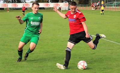 Patrick Thiele (r.), hier gegen den Gröditzer Kevin Perlun, traf im Heimspiel am Sonntag doppelt. Die Langenauer sind nun Sechster.