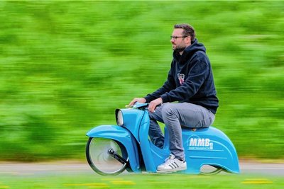 Wo immer er fährt, drehen sich die Leute nach seiner Schwalbe um: Martin Müller knattert mit 2,3 PS durchs Zwönitztal. Nur fürs Foto ist er mal ohne Helm auf seine Pocketschwalbe gestiegen - selbstverständlich abseits öffentlicher Straßen. Das Moped ist 22 Zentimeter kürzer als die originale KR-51/1. 