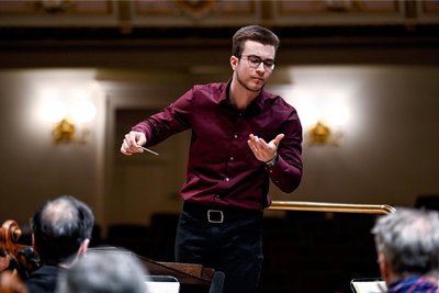 Maximilian Otto beim Dirigieren der Staatskapelle Dresden im Rahmen eines Meisterkurses mit Christian Thielemann in der Semperoper, März 2021.