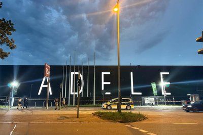 Die gigantische Arena für die Konzerte des Superstars Adele in München sprengt alle Dimensionen.