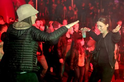 Knapp 500 Gäste kamen zu den Hot Summer Beats nach Grünhain - mit so vielen hatte der Veranstalter nicht gerechnet. Die meisten hatten auf dem Klostergelände viel Spaß. Doch einige sorgten für Ärger. 
