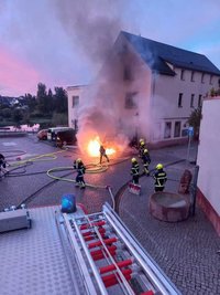 Am Mühlplatz in Rochlitz ist am Samstagmorgen vor einer E-Lade-Säule ein Auto ausgebrannt - allerdings kein Elektrofahrzeug.