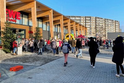 Kurz nach der feierlichen Eröffnung standen die Besucher vor dem neuen Markt an der Anton-Kraus-Straße bereits Schlange.