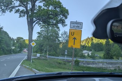 Zur Aschbergstraße ist eine große Umleitung ausgeschildert, weil auf dem Aschberg Breitband verlegt wird.