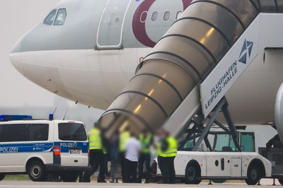 Die erste Abschiebung nach Kabul nach der Machtübernahme der Taliban kam mit Hilfe des Golfemirats Katar zustande. Inzwischen gibt es direkte Kontakte Deutschlands zu den militant-islamistischen Machthabern. (Archivfoto)