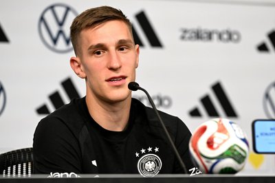 Nico Schlotterbeck äußert sich im WM-Camp zu Transfergerüchten. 