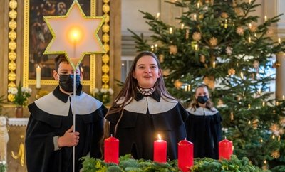 Franziska Rauscher aus der Kurrende übernahm am Sonntag in der Olbernhauer Kirche einen Sologesangspart. Gemeinsamer Gesang ist in Gottesdiensten derzeit nur sehr eingeschränkt möglich.