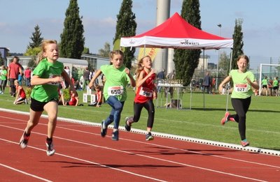 Bei diesem Foto lohnt es sich, genau hinzuschauen: Die vier Mädels scheinen hier im Sprint regelrecht dem Ziel entgegenzufliegen. 