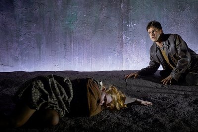 Elisabeth Dopheide und Franz Xaver Schlecht als eingekerkerte Geschwister Scholl in "Die Weiße Rose" von Udo Zimmermann. 