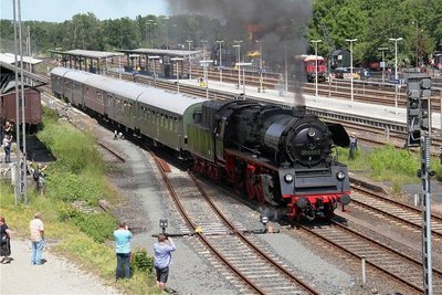 2019 zog die Glauchauer Dampflok 35 1097 den VSE-Museumszug anlässlich der Pfingstdampftage von Neuenmarkt-Wirsberg nach Marktschorgast. Nun kommt diese Lok bei der VSE-Osterfahrt zum Einsatz.