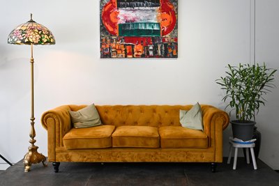 Die Debatten auf dem goldenen Sofa im Café Julius bergen Konfliktpotenzial. Laut Nirit Sommerfeld finden sie auch ohne Förderung statt.