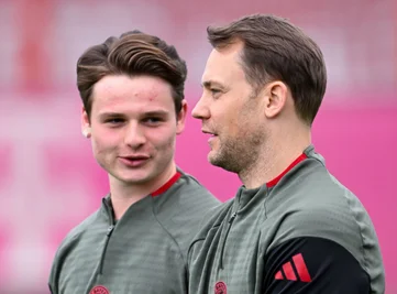 Jonas Urbig ist ein Kandidat für einen WM-Job, als Backup von Manuel Neuer (r.). (Archivbild) 
