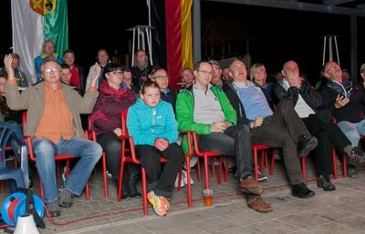 Die Zuschauer beim Public Viewing im Gelenauer Freibad waren fassungslos. Viele hatten felsenfest mit einer Medaille für Christina Schwanitz gerechnet, fieberten daher bis in die frühen Morgenstunden mit der Athletin vom LV 90 Erzgebirge mit.
