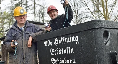 Symbolisch knipsen Günther Schmidt (links) und Vereinschef Gerold Riedl das Licht an. Auch 2022 wollen die Vereinsmitglieder tatkräftig aktiv sein - und haben schon eine Menge Pläne geschmiedet. 