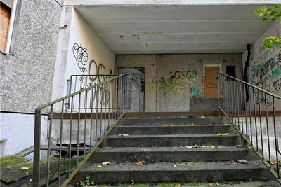 Die Treppe zum Hintereingang. Das Gebäude steht seit mehr als einem Jahrzehnt leer und verfällt. Der Eigentümer will es sanieren.
