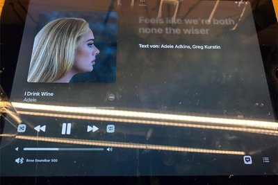 "I Drink Wine" ist ein Song von Adele, der nicht besser zu Janek Schumanns Stand in München passen könnte.