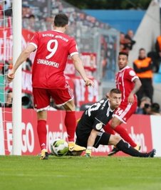 Robert Lewandowski schiebt zum 3:0 ein, Kevin Kunz ist machtlos.