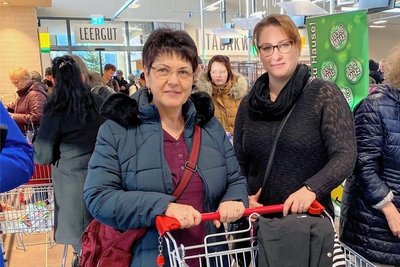 Maria Hahn und Vicky Rahnfeld (von links) nutzten die Eröffnung für ihren Einkauf.