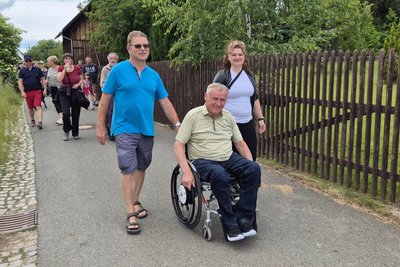 Auf dem Weg zur alten Mühle: Robby Tanz und Sindy Seidel helfen Roland Eichler (Mitte).
