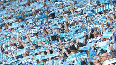 Beste Stimmung im Chemnitzer Fanblock: Die Community4you-Arena war am Samstag mit 15.015 Zuschauern erstmals ausverkauft.