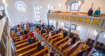 Um die 50 Gläubige besuchten am Sonntag den Gottesdienst in der St.-Trinitatiskirche Schneeberg. Pfarrer Frank Meinel hielt die Predigt, es wurden zwei Lieder gesungen. Auch eine Taufe fand statt. 