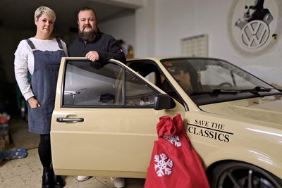 So sehen sie in „zivil“ aus. Katja und Markus Schall an ihrem Oldtimer, ein VW Passat.