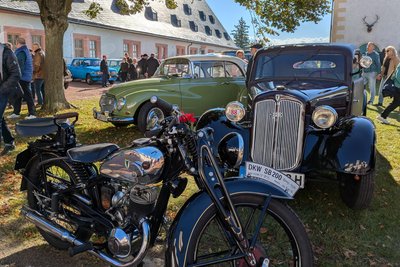 Das Oldtimer-Herbsttreffen auf der Augustusburg - hier ein Bild von 2025 - findet bereits zum 35. Mal statt.