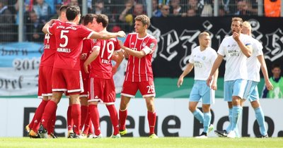 Eine rote Jubeltraube feiert das erste Tor des Favoriten, in den Gesichtern der CFC-Verteidiger finden sich Fragezeichen.