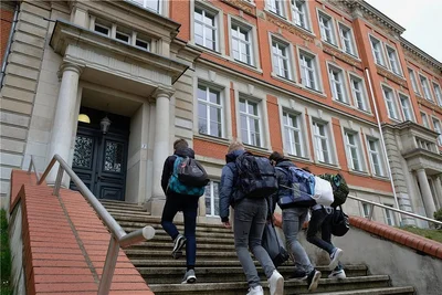 Hier geht es die Treppe hoch zum Haupteingang der Friedensschule. In diesem Schulteil des Goethe-Gymnasiums Reichenbach lernen die Klassen 5 bis 9. Für die neuen 5. Klassen sind 78 Kinder angemeldet. 