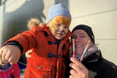 Hüpfburg und Kinderschminken nutzte der dreijährige Jannes Liam, dem Simone Schönerstedt in ein Löwengesicht zauberte.
