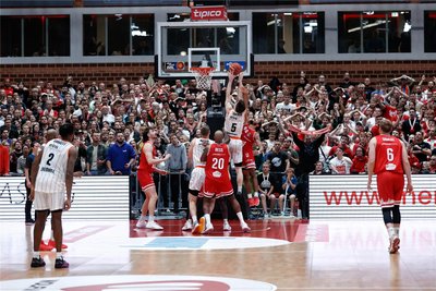 Der Moment des Sieges in Würzburg. Wes Van Beck (Nummer 5) holt sich den Rebound und versenkt den Ball kurz vor Ertönen der Schlusssirene im Korb.