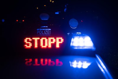 Bei der Flucht des Fahrers wurden möglicherweise Passanten verletzt. Die Polizei bitte um Mithilfe.