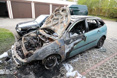 Ausgebrannter Ford in Chemnitzer Stadtteil Siegmar