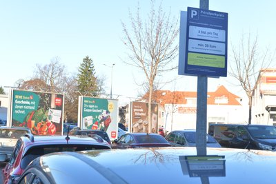 Drei Stunden am Tag darf man auf dem Kundenparkplatz im Einkaufszentrum am Bahnhof parken. Wer überzieht, zahlt mindestens 25 Euro Strafe.