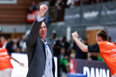 Während seine Spieler einen Jubelhaufen bildeten, reckte Niners-Cheftrainer Rodrigo Pastore die Faust in Richtung der rund 50 mitgereisten Chemnitzer Fans. „Die Jungs geben in jedem Spiel alles, was sie haben“, lobte er seine Mannschaft.