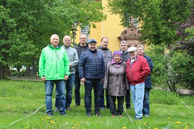 Die Vermesser Frank Zimmermann und Peter Lohr (v.l.) sowie Mitglieder der Chronikgruppe.
