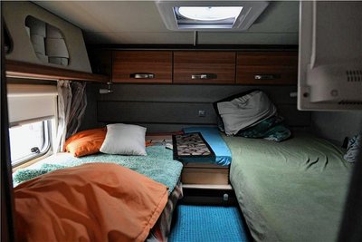 Wohnmobil-Stellplatz in Freiberg: Blick in das Gefährt von Wolfgang Borbe und Oscar, der seinen Schlafplatz am Fenster hat. 