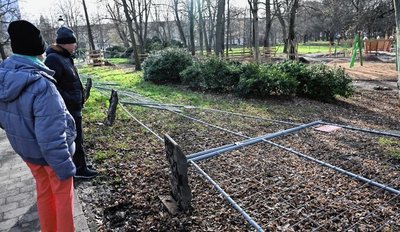 Kopfschütteln am Morgen danach: Spaziergänger an den umgeworfenen Bauzäunen in Höhe des neu gestalteten Spielplatzes auf der Schloßteichinsel.