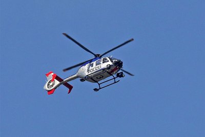Ein Polizeihubschrauber kam am Montagabend im Rahmen einer Vermisstensuche über Aue zum Einsatz.